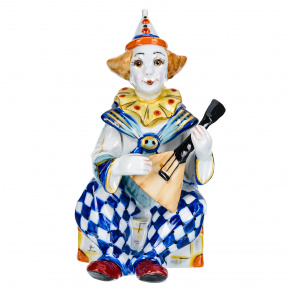 Статуэтка "Клоун с балалайкой на чемодане". Гжель в цвете, фотография 0. Интернет-магазин ЛАВКА ПОДАРКОВ