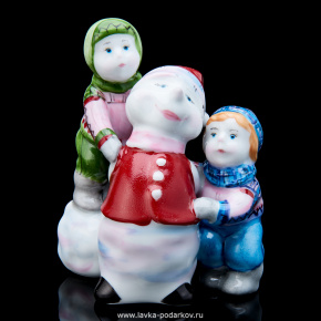 Статуэтка "Дети со снеговиком" Гжель, фотография 0. Интернет-магазин ЛАВКА ПОДАРКОВ