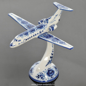 Скульптура "Самолет ЯК-40" Гжель, фотография 0. Интернет-магазин ЛАВКА ПОДАРКОВ
