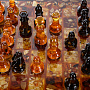 Шахматный ларец с инкрустацией и фигурами из янтаря 28х28 см, фотография 7. Интернет-магазин ЛАВКА ПОДАРКОВ