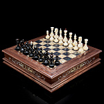 Шахматы в ларце с инкрустацией из янтаря и янтарными фигурами