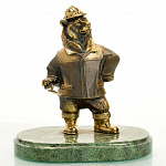 Скульптура "Медведь-строитель"