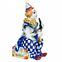 Статуэтка "Клоун с балалайкой на чемодане". Гжель в цвете, фотография 3. Интернет-магазин ЛАВКА ПОДАРКОВ