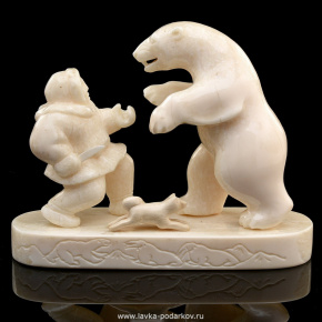 Скульптура из кости "Охотник с медведем", фотография 0. Интернет-магазин ЛАВКА ПОДАРКОВ