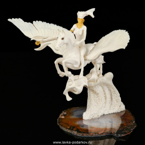 Скульптура из бивня мамонта с агатом и янтарём "Небесная всадница", фотография 0. Интернет-магазин ЛАВКА ПОДАРКОВ
