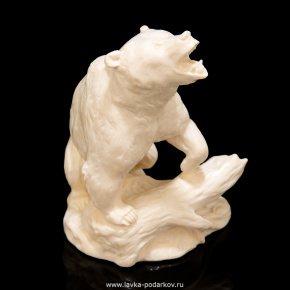 Скульптура из бивня мамонта "Медведь у бревна", фотография 0. Интернет-магазин ЛАВКА ПОДАРКОВ