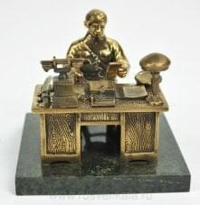 0012000 Бронза Статуэтка "Чекист за столом"