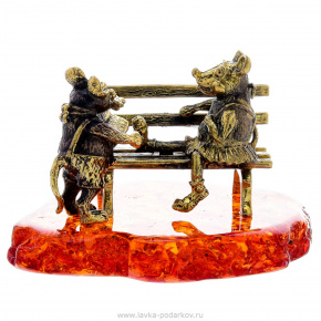 Статуэтка с янтарем "Мышки на скамейке" (коньячный), фотография 0. Интернет-магазин ЛАВКА ПОДАРКОВ