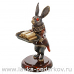 Скульптура из янтаря и бронзы "Кролик. Живи по-царски"