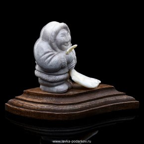 Скульптура из рога лося "Рыбак с рыбой", фотография 0. Интернет-магазин ЛАВКА ПОДАРКОВ