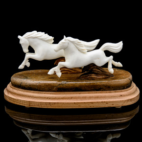 Скульптура из рога лося "Лошади. Навстречу ветру", фотография 0. Интернет-магазин ЛАВКА ПОДАРКОВ