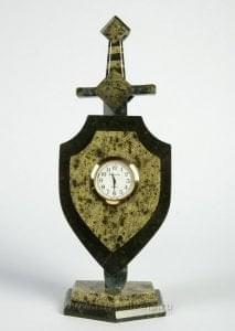 6240/П/3072 Нат.камень Часы "Щит и Меч" Змеевик (3072)