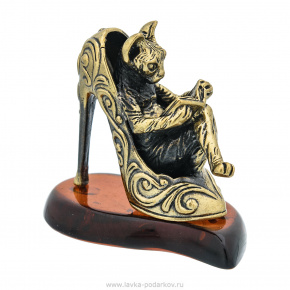 Статуэтка с янтарем "Кот на туфельке", фотография 0. Интернет-магазин ЛАВКА ПОДАРКОВ