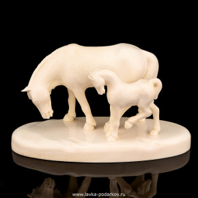 Скульптура из кости "Лошади на лугу", фотография 0. Интернет-магазин ЛАВКА ПОДАРКОВ