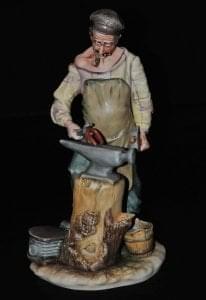  Керамика Румынская скульптура "Кузнец" в красках 