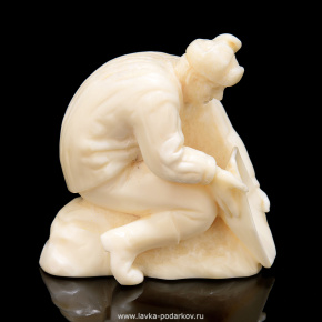 Скульптура из клыка моржа "Старатель", фотография 0. Интернет-магазин ЛАВКА ПОДАРКОВ