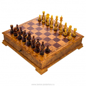 Шахматный ларец из березового капа с янтарными фигурами 42х42 см, фотография 0. Интернет-магазин ЛАВКА ПОДАРКОВ