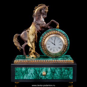 Настольные часы из малахита "Конь с попоной", фотография 0. Интернет-магазин ЛАВКА ПОДАРКОВ