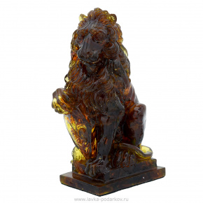 Скульптура из янтаря "Лев со щитом", фотография 0. Интернет-магазин ЛАВКА ПОДАРКОВ