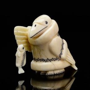 Скульптура из кости "Ворон рыбак", фотография 0. Интернет-магазин ЛАВКА ПОДАРКОВ