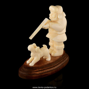 Скульптура из кости "Охотник с собакой", фотография 0. Интернет-магазин ЛАВКА ПОДАРКОВ