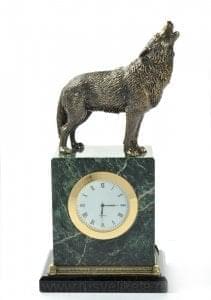 0010626 Бронза Часы-пьедестал "Волк" Змеевик (1.35)