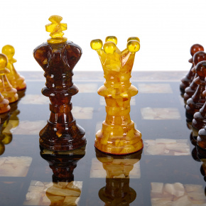 Шахматный ларец с инкрустацией и фигурами из янтаря 50х50 см, фотография 0. Интернет-магазин ЛАВКА ПОДАРКОВ