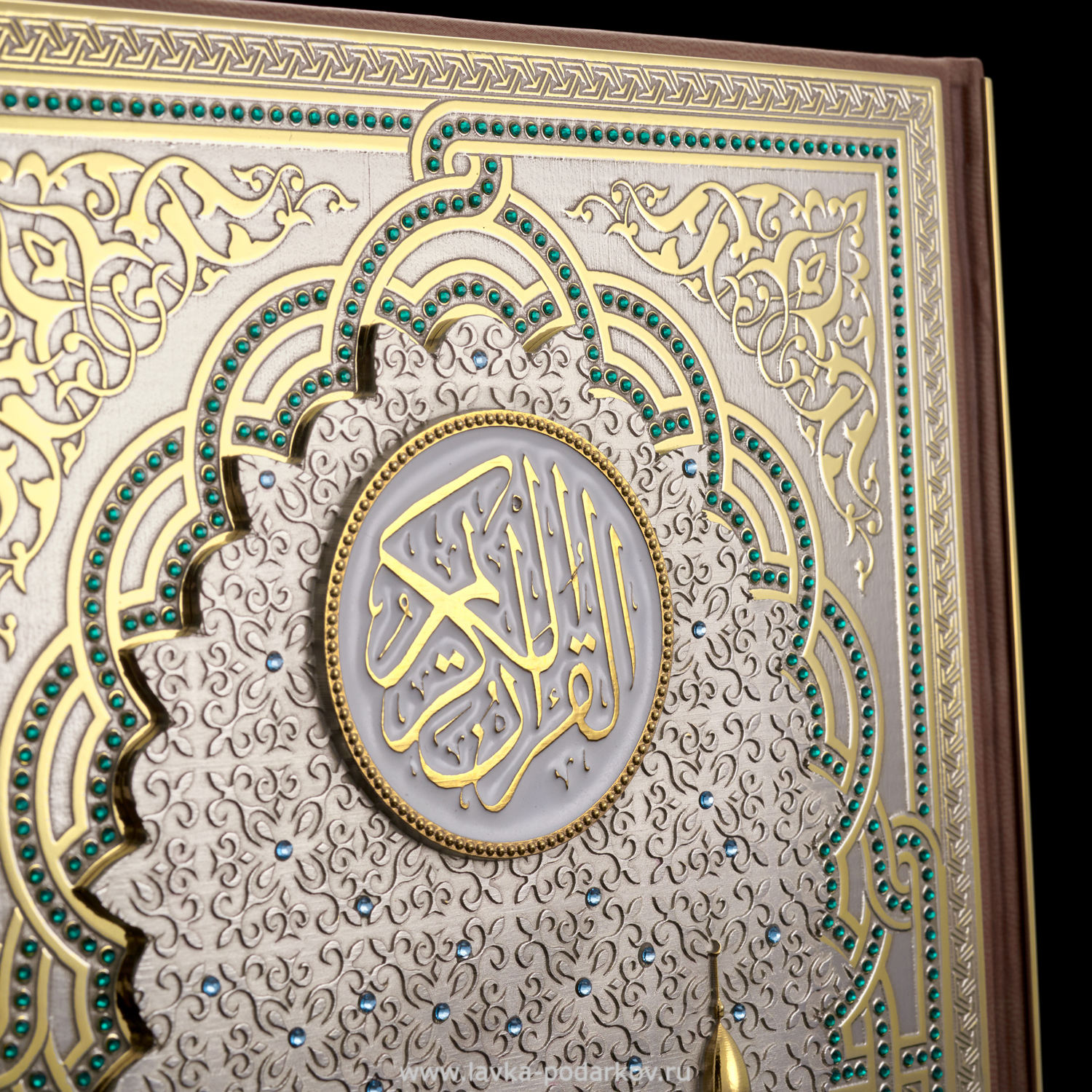 Страница корана на русском. Коран на арабском. Коран обложка. Книги на арабском языке. Книга "Коран".