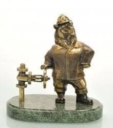 10796 Бронза Статуэтка "Медведь-нефтяник" (с задвижкой) Змеевик (4.71)
