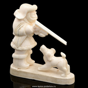 Скульптура из бивня моржа "Охотник с собакой", фотография 0. Интернет-магазин ЛАВКА ПОДАРКОВ