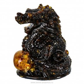 Скульптура из янтаря "Дракон с жемчужиной", фотография 0. Интернет-магазин ЛАВКА ПОДАРКОВ