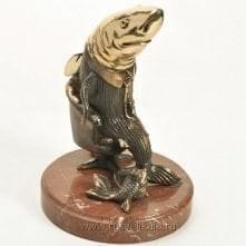 9912/РЛЗ Бронза Скульптура "Акула Бизнеса" эмаль, подставка-мрамор 17см 