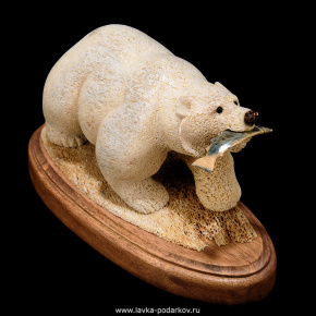 Скульптура "Медведь с рыбой" (кость кита, бивень мамонта), фотография 0. Интернет-магазин ЛАВКА ПОДАРКОВ