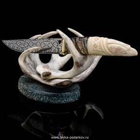 Нож сувенирный с рукоятью из кости "Кутх" на подставке, фотография 0. Интернет-магазин ЛАВКА ПОДАРКОВ