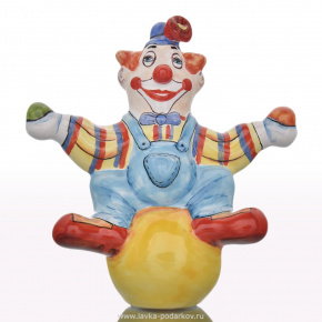 Скульптура "Клоун на шаре" Гжель, фотография 0. Интернет-магазин ЛАВКА ПОДАРКОВ