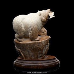 Скульптура из бивня мамонта "Медведь с рыбой", фотография 0. Интернет-магазин ЛАВКА ПОДАРКОВ