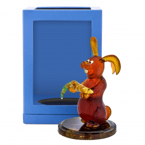 Статуэтка из янтаря "Кролик с морковкой", фотография 0. Интернет-магазин ЛАВКА ПОДАРКОВ