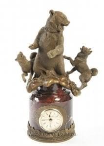8980 Бронза Часы-Охота на медведя Змеевик