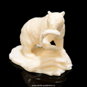 Скульптура из клыка моржа "Медведь с рыбой", фотография 0. Интернет-магазин ЛАВКА ПОДАРКОВ