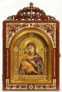 10311 Янтарь Киот с иконой "Владимирская Богоматерь"настенн.52*33см  Янтарь, Мореный дуб 