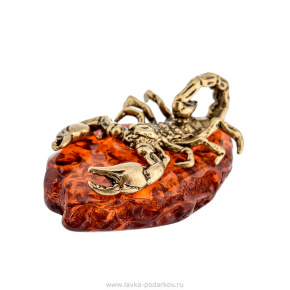 Бронзовая статуэтка на янтаре "Скорпион", фотография 0. Интернет-магазин ЛАВКА ПОДАРКОВ
