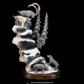 Скульптура из рога горного козла "Козерог и волки", фотография 0. Интернет-магазин ЛАВКА ПОДАРКОВ