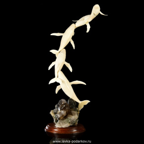 Скульптура "Семья китов" из зуба кашалота, фотография 0. Интернет-магазин ЛАВКА ПОДАРКОВ