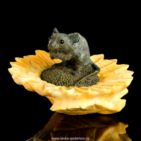 Скульптура из камня "Мышь на цветке", фотография 0. Интернет-магазин ЛАВКА ПОДАРКОВ