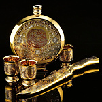 0049671 Златоуст Набор охотника NAO - 0618 (фляжка + 3 рюмки охотн + нож Ц/м Таганай NCM - 1476)