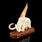 Скульптура из бивня мамонта и рога лося "Мамонт"