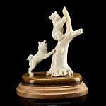 Скульптура "Медвежонок с собакой" (рог лося)
