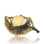 0061098/2027.4 Брошь Улитка на листике (БЕЛЫЙ)