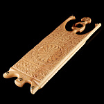 0058974 ДОСКА РАЗДЕЛОЧНАЯ В СТИЛЕ МОДЕРН дл.60см сосна/липа, лак. чеканка-вставки 