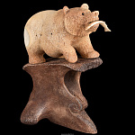 Скульптура "Медведь с рыбой'